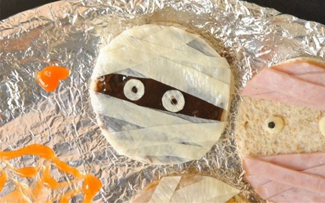 Cách làm sandwich xác ướp cho Halloween  