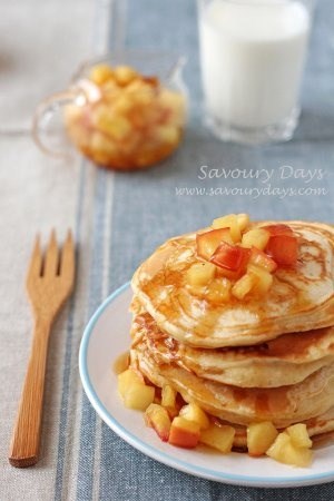 Pancake và táo sốt caramel  