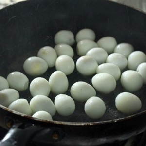 Trứng cút om nấm
