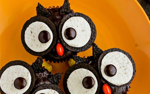 Cách làm cupcake cú mèo cho bữa tiệc Halloween  