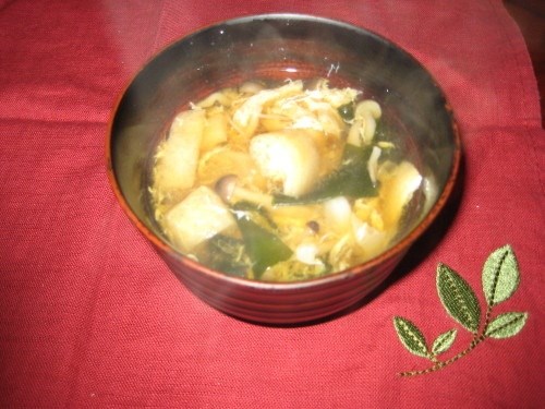 Súp tương Miso với cải bắp, shimeji nấm, trứng và rau quả  