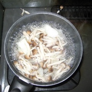 Súp tương Miso với cải bắp, shimeji nấm, trứng và rau quả