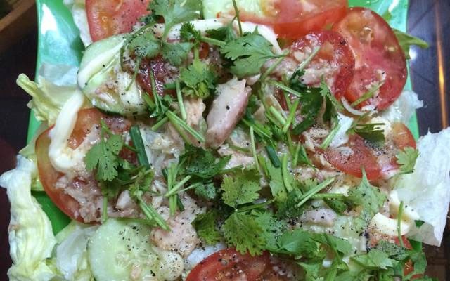 Cách làm salad cá ngừ trộn  