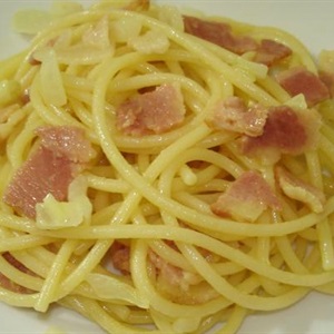 Spaghetti sốt thịt xông khói