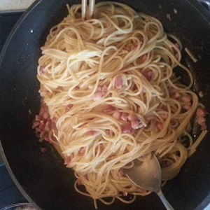 Spaghetti sốt thịt heo xông khói