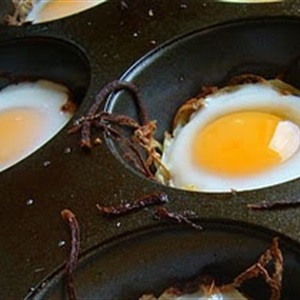 Bữa sáng với khoai tây và trứng theo kiểu tổ chim