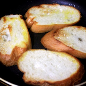 Bánh mì kẹp thịt nấm viên