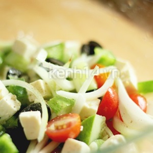 Thưởng thức salad Hy Lạp lạ miệng ngon lành