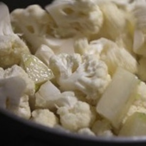 Nấu súp giản đơn với khoai tây và hoa lơ