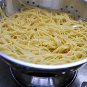 Spaghetti trộn gà nướng phô mai