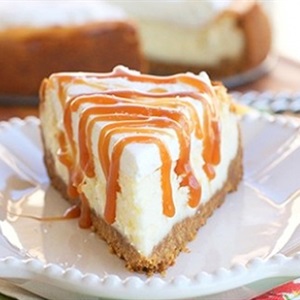 Cheesecake nướng phủ sốt caramel