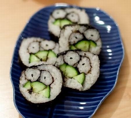 Chú ếch ngoan ẩn mình trong sushi  