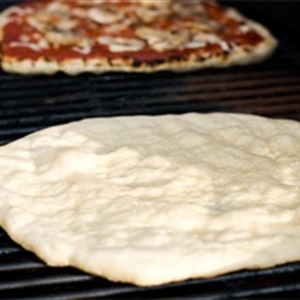 Làm pizza bằng bếp than ngoài trời