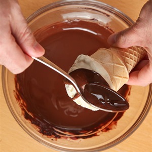 Kem ốc quế phủ chocolate
