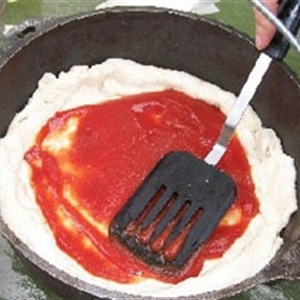 Tự tạo lò nướng pizza từ một chiếc nồi