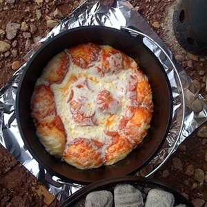 Tự tạo lò nướng pizza từ một chiếc nồi