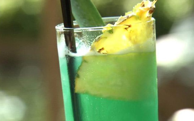 Cách làm cocktail Blue Hawaii  