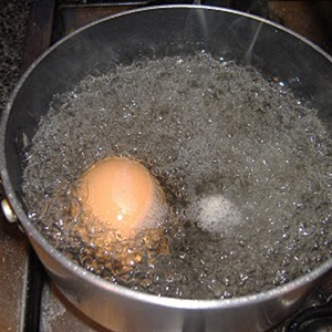 Trứng kho in hình lá