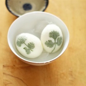 Trứng kho in hình lá