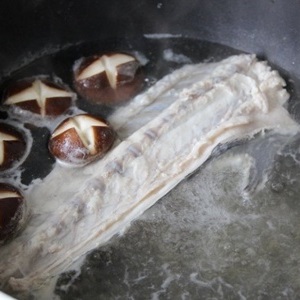 Nấu canh chả cá kỳ công mà ngon tuyệt