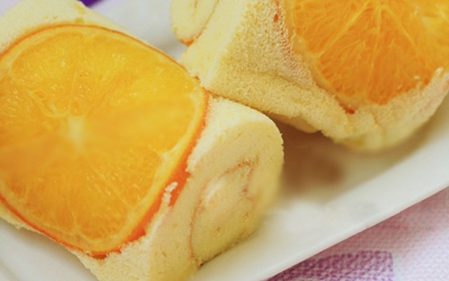 Cách làm bánh bông lan cuộn cam  