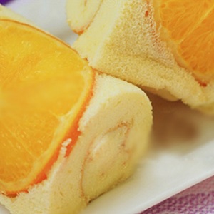 Bánh bông lan cuộn cam