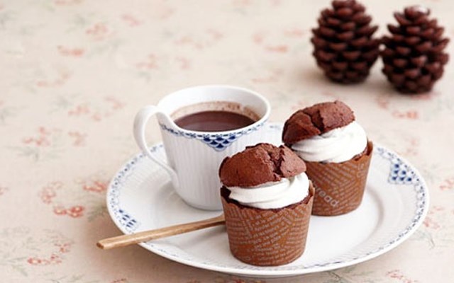 Cách làm cupcake phủ kem cacao  