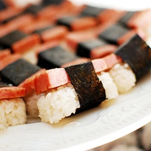 Spam Musubi – sự pha trộn văn hóa ẩm thực Mỹ và Nhật