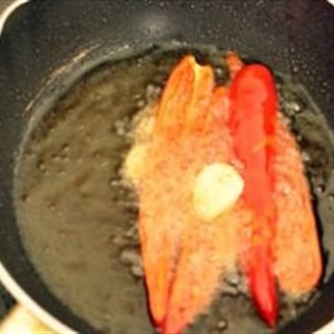 Bánh cá nóng hổi chấm sốt đậu phộng cay ngọt