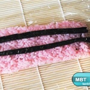 "Tuyệt chiêu" cuộn sushi hình heo hồng ụt ịt