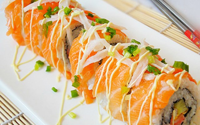Cách làm cá hồi cuộn sushi  