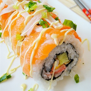 Cá hồi cuộn sushi