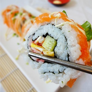 Cá hồi cuộn sushi