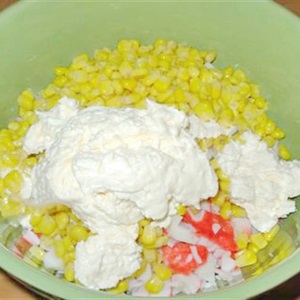 Salad Nga với cua và bắp hột