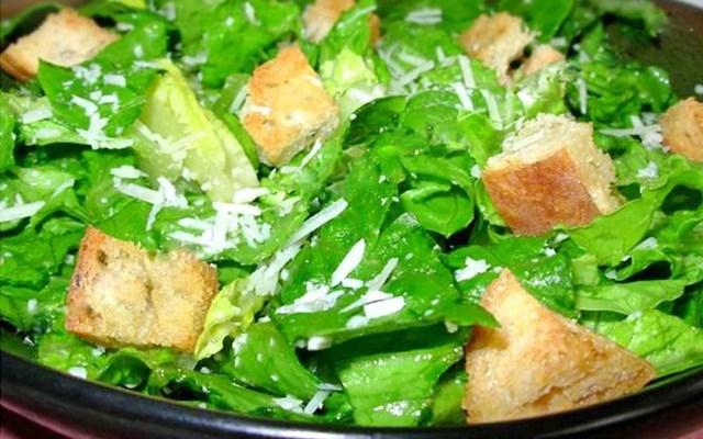 Cách làm salad Caesar  