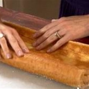 Cuộn cuộn, cắt cắt thế là có bánh