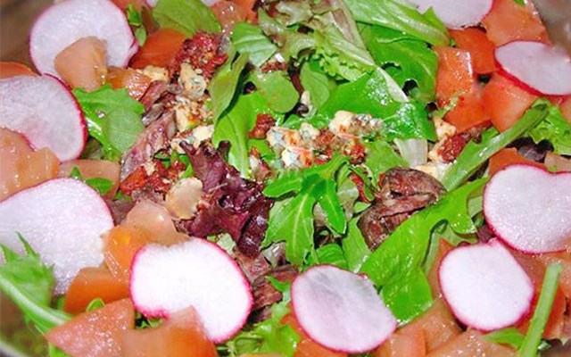 Cách làm salad cà chua với thịt bò khô  