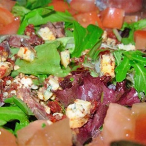 Salad cà chua với thịt bò khô