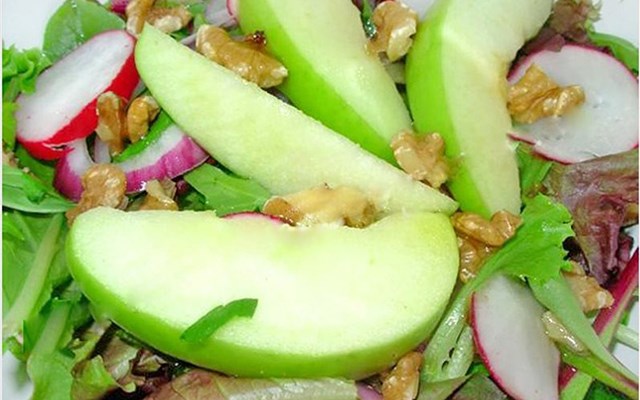 Cách làm salad táo xanh với củ cải  