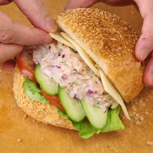 Bánh mì kẹp salad cá ngừ