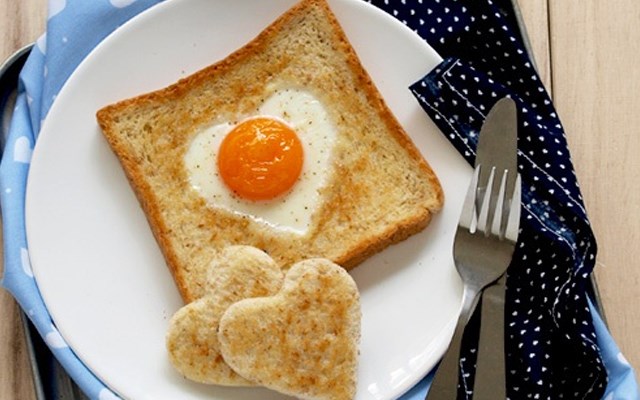 Cách làm bánh mì trứng hình trái tim  