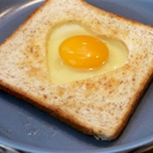 Bánh mì trứng hình trái tim