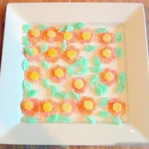 Bông hoa kẹo gôm nở rộ trên bánh