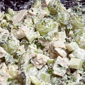 Salad nho thịt gà