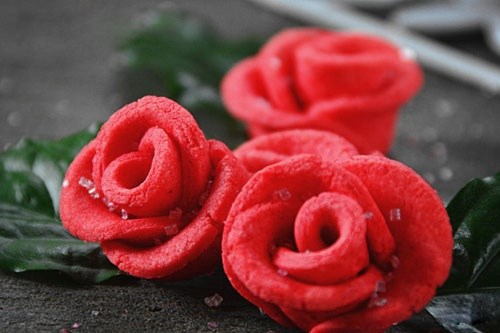 Bánh hoa hồng đỏ nở rộ tặng người thương  
