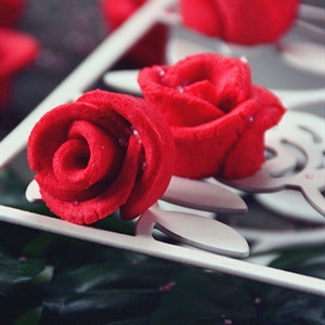 Bánh hoa hồng đỏ nở rộ tặng người thương