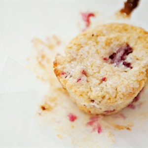 Muffin mâm xôi hấp dẫn quà chiều