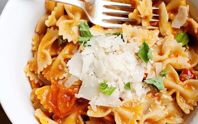 Cách làm pasta trộn sốt cà chua nướng  