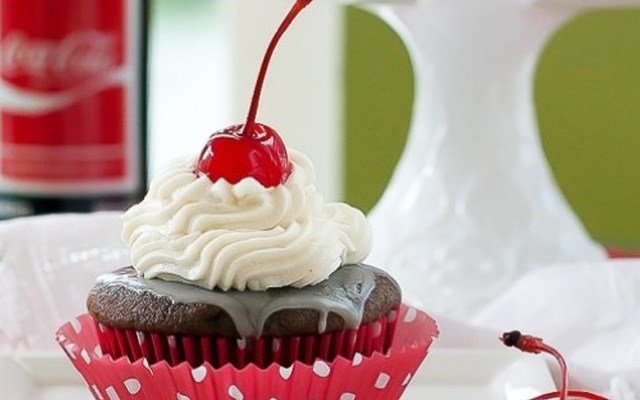 Cách làm cupcake cherry mix coca-cola  