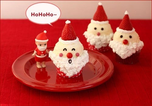 Bánh Santa Claus đội mũ dâu đỏ chót trên đầu  